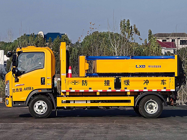 重汽蓝牌100k防撞缓冲车