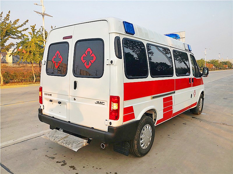 江铃特顺长轴中顶柴油版救护车