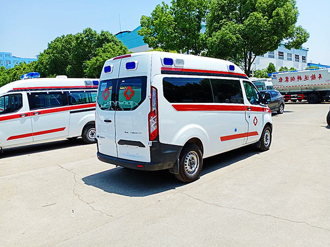 福特全顺V362短轴中顶柴油版救护车