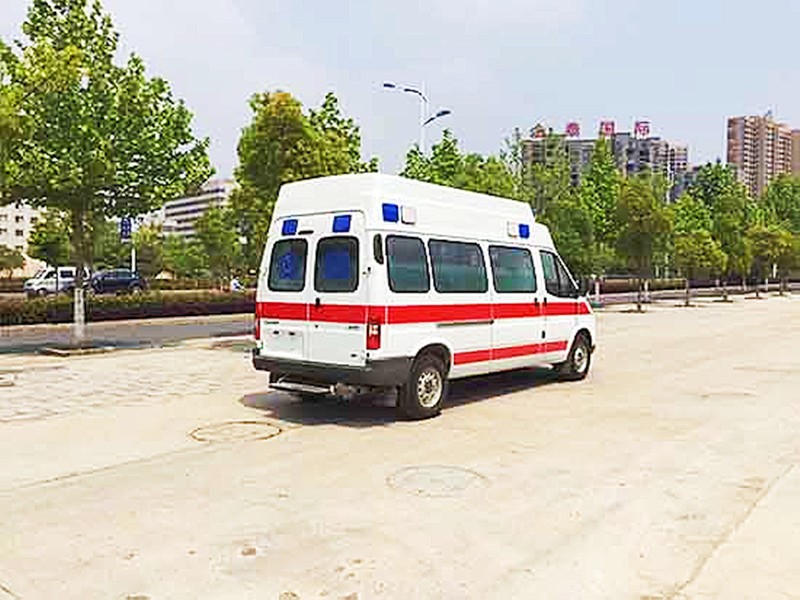 江铃特顺长轴高顶柴油版救护车